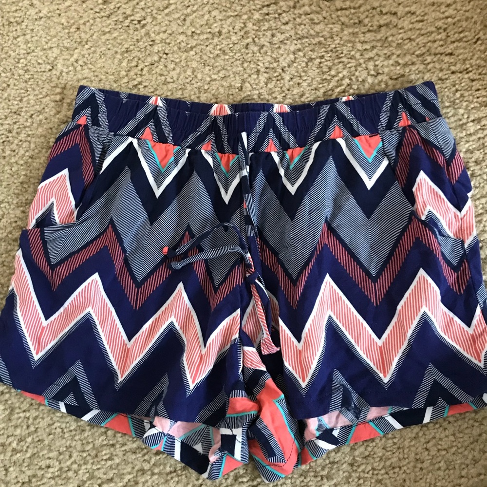 Patterned shorts with tie waist